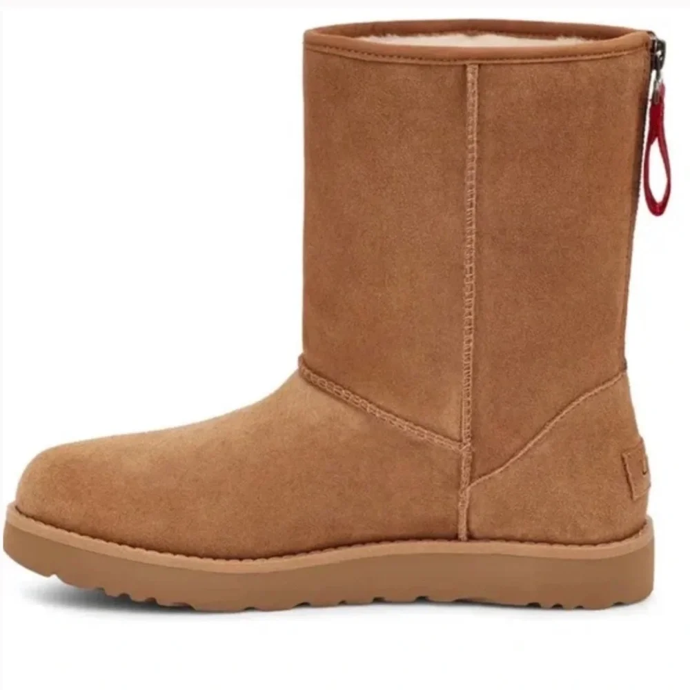 NIB $180 UGG Classic Short Logo Boot in Chestnut - size 7!